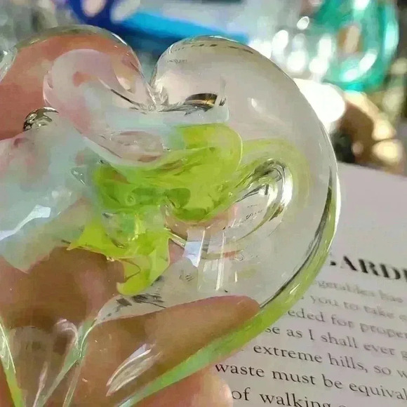 Glass  heart paper weight - Picture 4 of 12